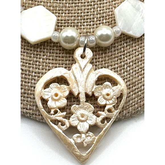 Vintage Boho Filagree Heart Shell Pendant Necklace Flowers White - Picture 2 of 9